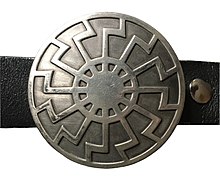 https://upload.wikimedia.org/wikipedia/commons/thumb/d/d8/Black_sun_-_Schwarze_Sonne_-_neo_nazi_symbol_as_belt_buckle_-_edit.jpg/220px-Black_sun_-_Schwarze_Sonne_-_neo_nazi_symbol_as_belt_buckle_-_edit.jpg