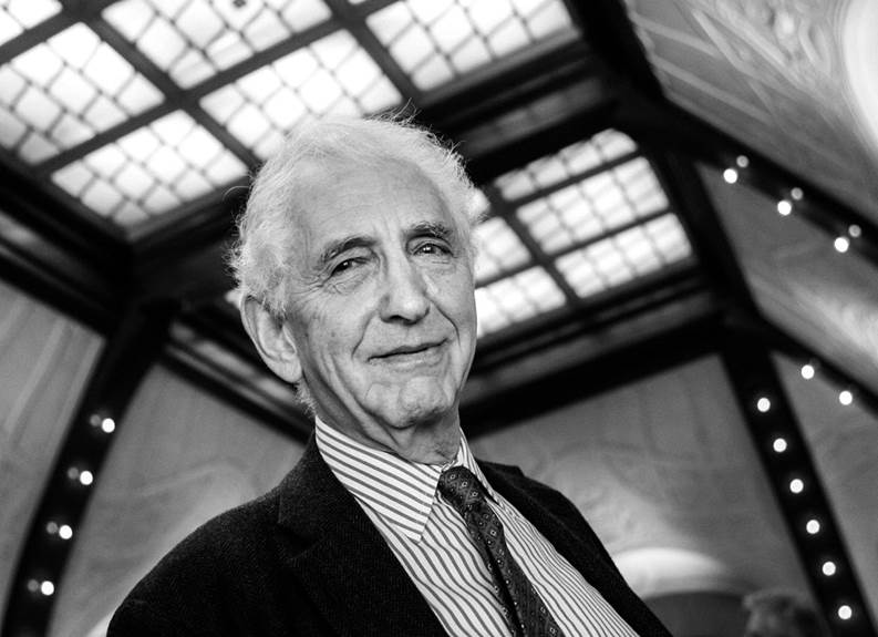 Stockholm, SWEDEN:  Former US Defense Department official Daniel Ellsberg, whose whistleblowing helped end the Vietnam War, poses before a press conference after winning the Right Livelihood Award, in Stockholm, 06 December 2006. AFP PHOTO / SCANPIX SWEDEN / JONAS EKSTROMER  (Photo credit should read JONAS EKSTROMER/AFP via Getty Images)