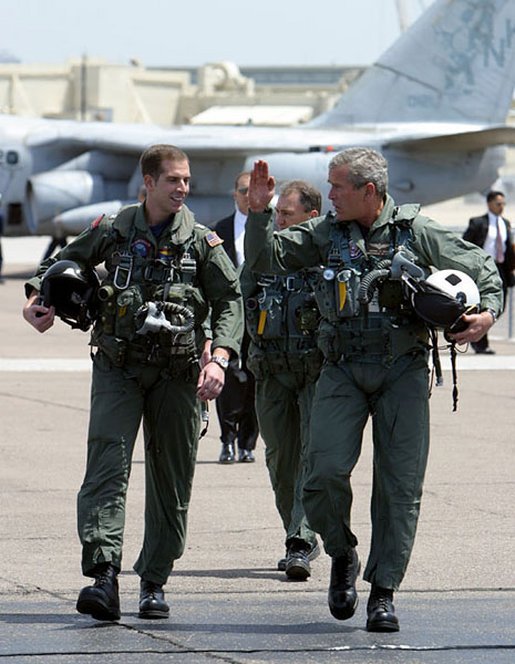 https://upload.wikimedia.org/wikipedia/commons/7/7b/George_W._Bush_walks_with_Ryan_Phillips_to_Navy_One.jpg