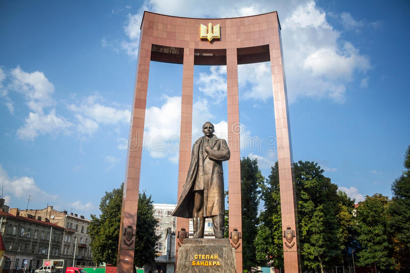 https://thumbs.dreamstime.com/b/lviv-ukraine-august-monument-statue-dedicated-to-ukrainian-nationalist-hero-stepan-bandera-picture-controversial-89482121.jpg